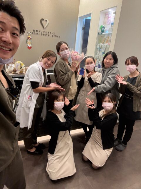 【産休のお知らせ】
3月に出産を控えた衛生士さんが12月末で産休に入りました🤰🏻
赤ちゃんに会うのスタッフみんな楽しみにしてます👶🏻🍼
頑張ってね〜❤️‍🔥

私と比べて全然お腹出てなくて羨ましい🥹

予定よりも少し早めの産休となり、ご予約の変更などご迷惑をおかけしております🙇🏻‍♀️
ご協力頂きました患者様、ありがとうございます🙌🏻

#宮崎デンタルオフィス #愛媛県 #愛媛松山市 #松山市 #南梅本町 #松山市歯医者 #松山歯医者 #歯科医院 #歯科医師 #虫歯 #齲蝕 #歯周病 #親知らず #ホワイトニング #セラミック #ボツリヌス治療 #ボトックス #マイクロスコープ #ダイレクトボンディング #ラバーダム #審美治療 #エアフロー #icon #アイコン #ホワイトスポット #インビサライン #インビザラインgo #精密根管治療 #ウォーキングブリーチ #産休