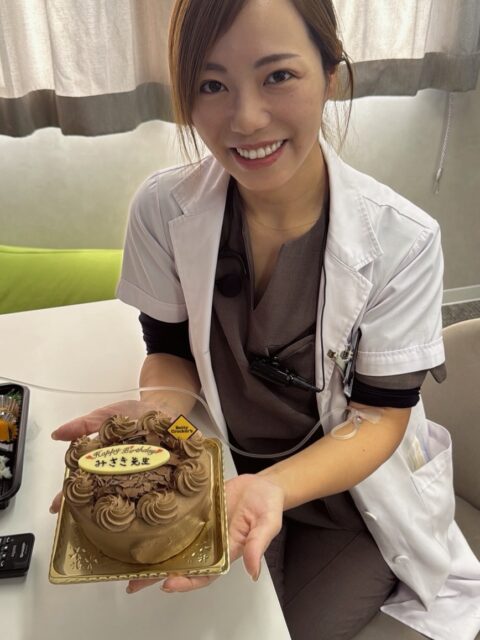 誕生日当日、昼休みにビタミンC点滴してたらスタッフの皆さんからサプライズ🥹🩵
ありがとうございます！
あまり誕生日が嬉しくない歳になってきました🫠
今後とも宜しくお願い致します👩🏻‍⚕️

#誕生日 #申年 #松山歯医者 #高濃度ビタミンc点滴 #リップアートメイク