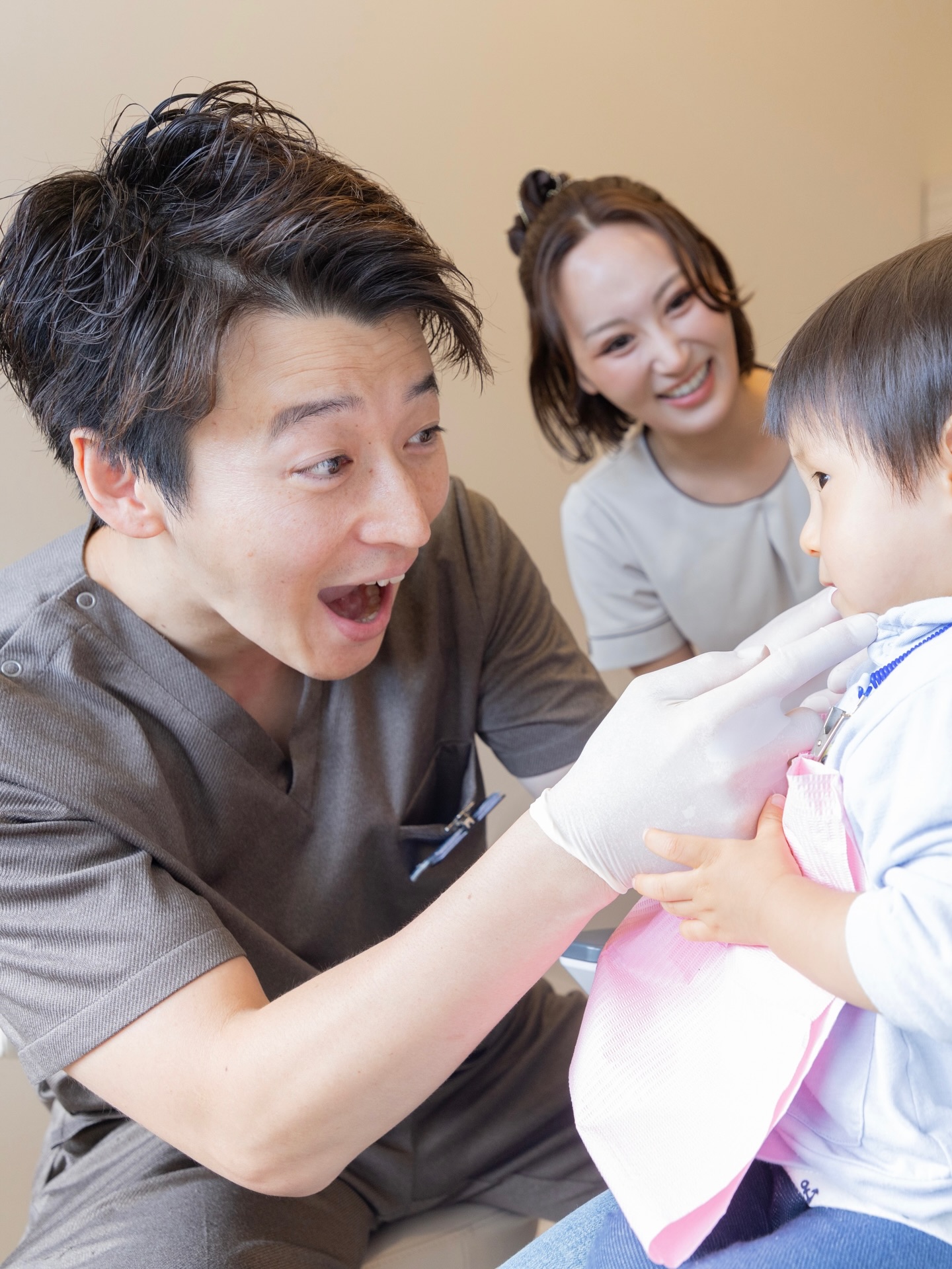 【小児歯科】
当院はお子様の診療にも対応しております👦🏻👧🏻
クリーニングやフッ素塗布はもちろん、虫歯治療や乳歯の抜歯、小帯異常など、お悩みがございましたら一度ご相談ください🫰🏻

#宮崎デンタルオフィス #小児歯科 #フッ素 #歯のクリーニング #歯医者デビュー