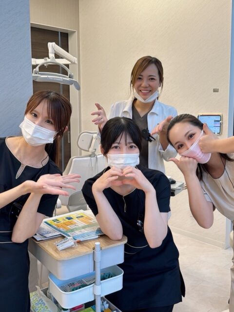 【新メンバー🌸】
新年度が始まり約1ヶ月🌱
歯科衛生士は新卒１名、既卒２名が加わり、ますます賑やかになってきました☺️

チーフ衛生士の診療枠を少し制限させていただき、新人教育をしております🙌🏻

全員が同じ水準で歯科医療を提供できるよう、日々精進致します💪🏻
お気づきの点がございましたらご指摘ください🙏🏻

今後とも宜しくお願い致します🙇🏻‍♀️

#宮崎デンタルオフィス #歯科衛生士 #新卒歯科衛生士 #松山歯医者 #歯科衛生士のスキルアップ