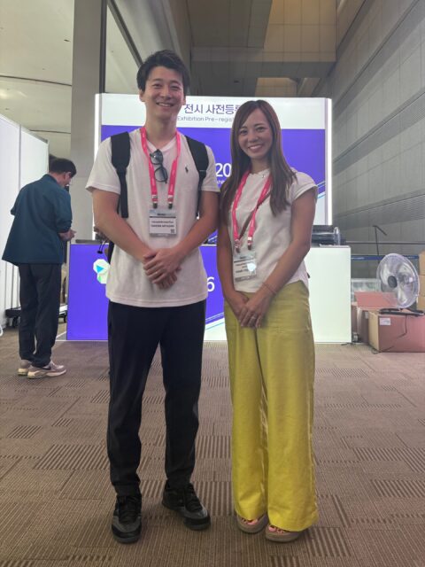 【SIDEX2026】
5/29〜31に韓国で開催された韓国最大級のデンタルショー"SIDEX2026"に行ってきました🇰🇷

普段お世話になっている機材から日本ではまだ販売してされていない製品まで様々なものが展示されていて、歩いているだけでワクワク👩🏻‍⚕️👨🏻‍⚕️

そしてその場で触って確かめて購入できる物も多いので、外科器具など調達しました🤗

今年は直前に参加を決めたのでドクターのみでしたが、来年からは衛生士も一緒に参加したいです🩶🤍

月末はお休みをいただきありがとうございました🙌🏻

#sidex2026 #韓国デンタルショー #デンタルショー #松山歯医者 #明洞