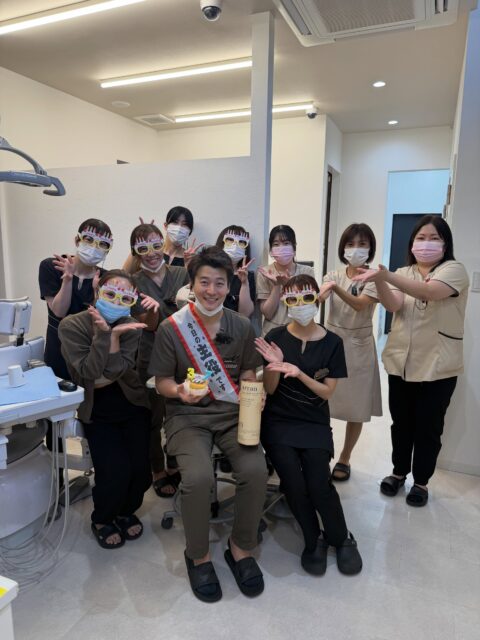 【院長誕生日】
7/14に院長37歳になりました🎂🎉
診療の合間でしたがみんなでお祝い🥂
スタッフから美味しいウイスキー頂きました🥃

#宮崎デンタルオフィス　#院長誕生日 #誕生日おめでとう